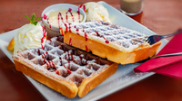 2-WaffelMitEisUndErdbeerSo&szlig;e